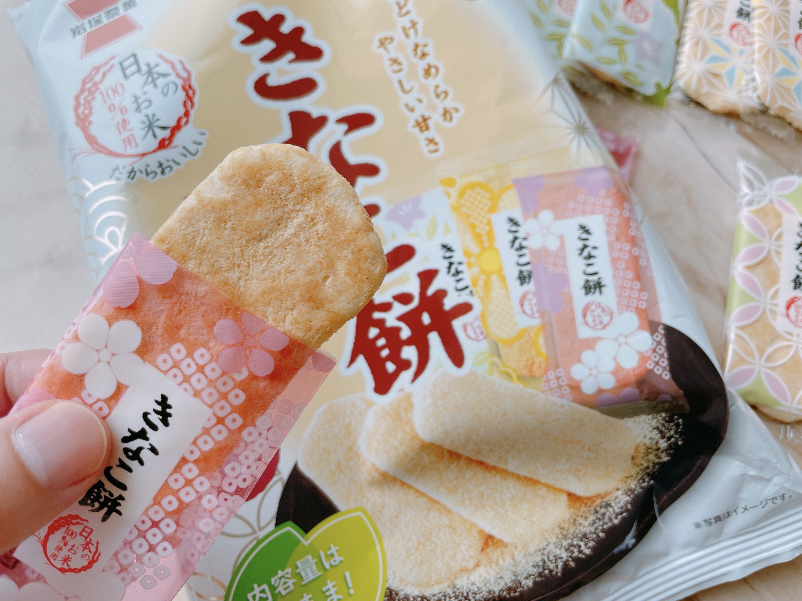 岩塚製菓のきなこ餅は、パッケージ写真と違って、全然粉っぽくはない