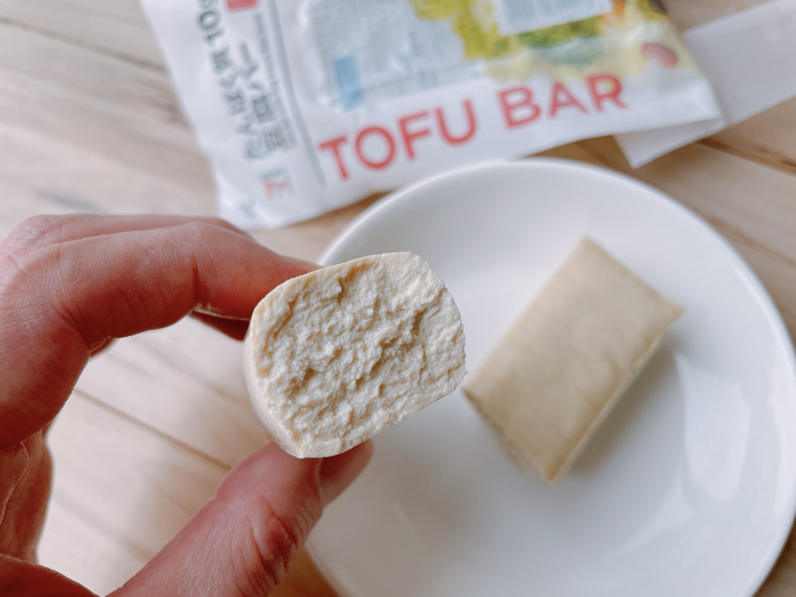 たんぱく質10gの豆腐バー＜和風だし＞は、しっかりとした弾力がある