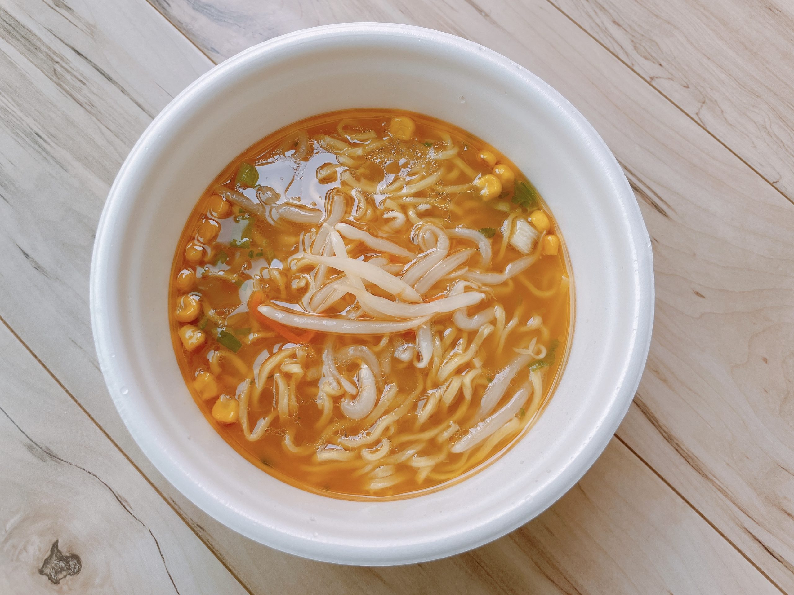 ニュータッチ 凄麺札幌 濃厚味噌ラーメンのスープの色