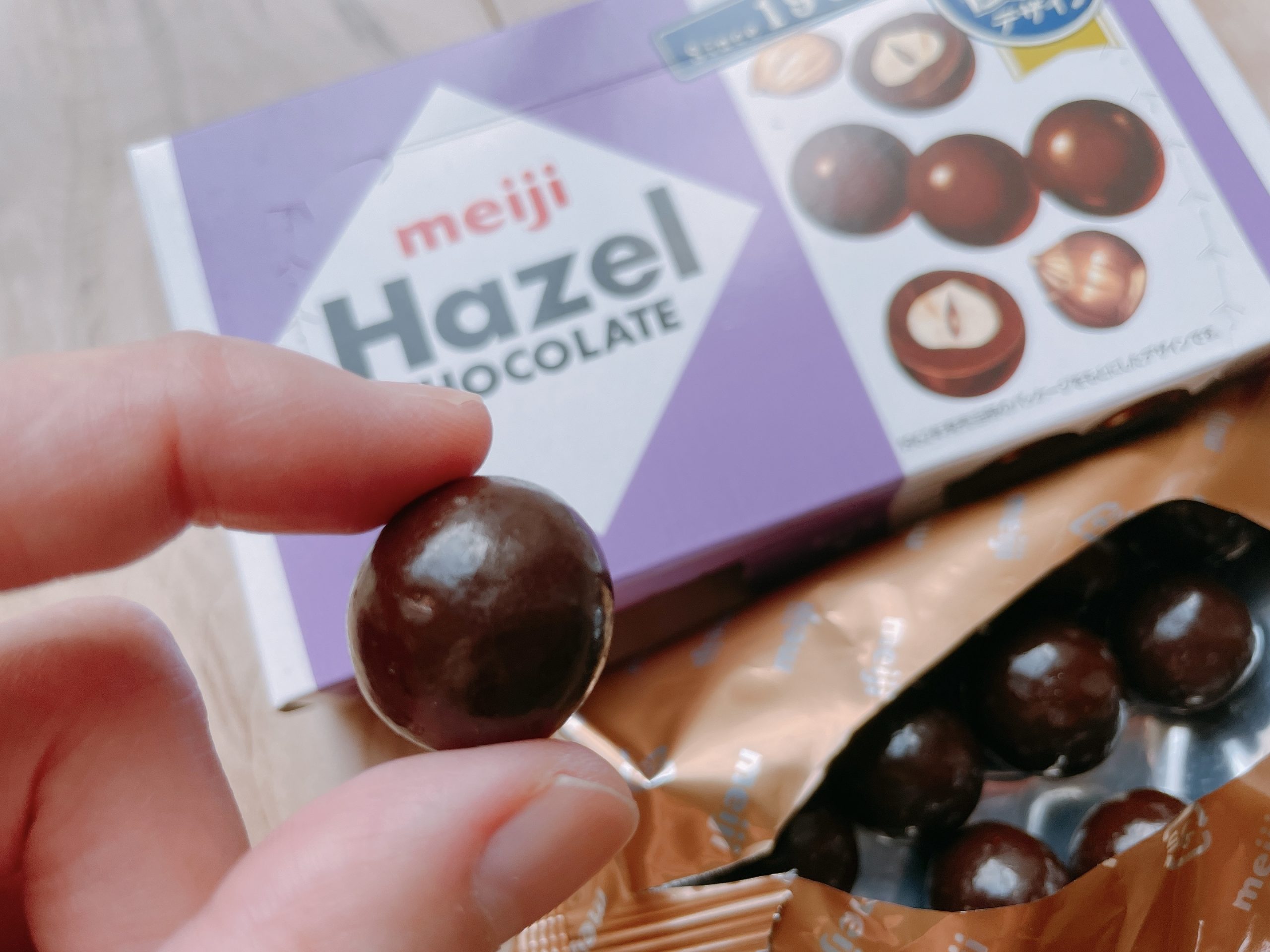 明治 復刻版ヘーゼルナッツチョコレートは、とにかく苦味が強い味わいです