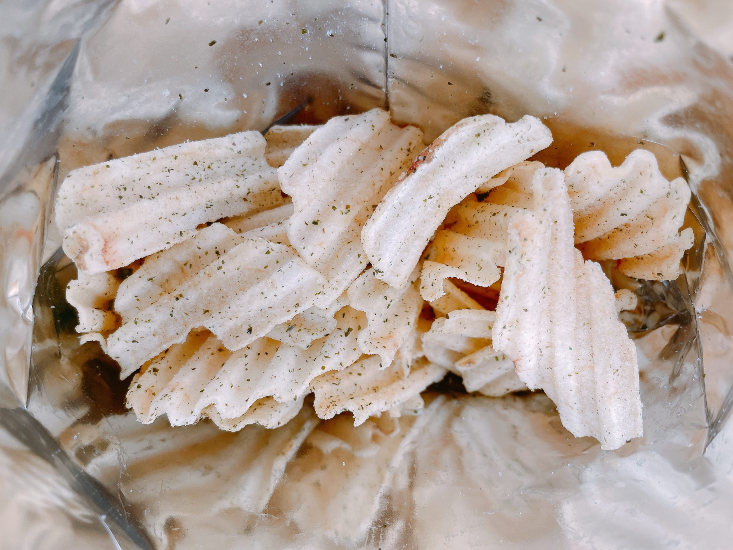 ポテトチップス ヤマヨシ 超ギザリッチ のり塩バター味は、主張のない香りです