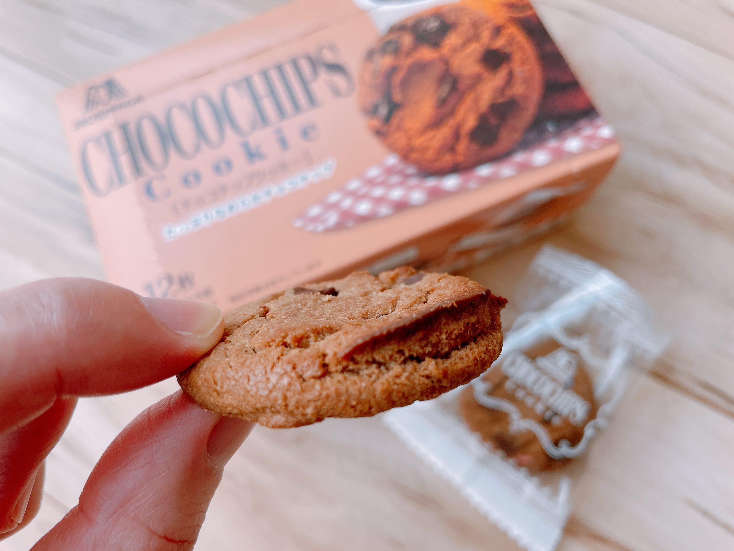 森永 チョコチップクッキーは、食感が非常に軽いです