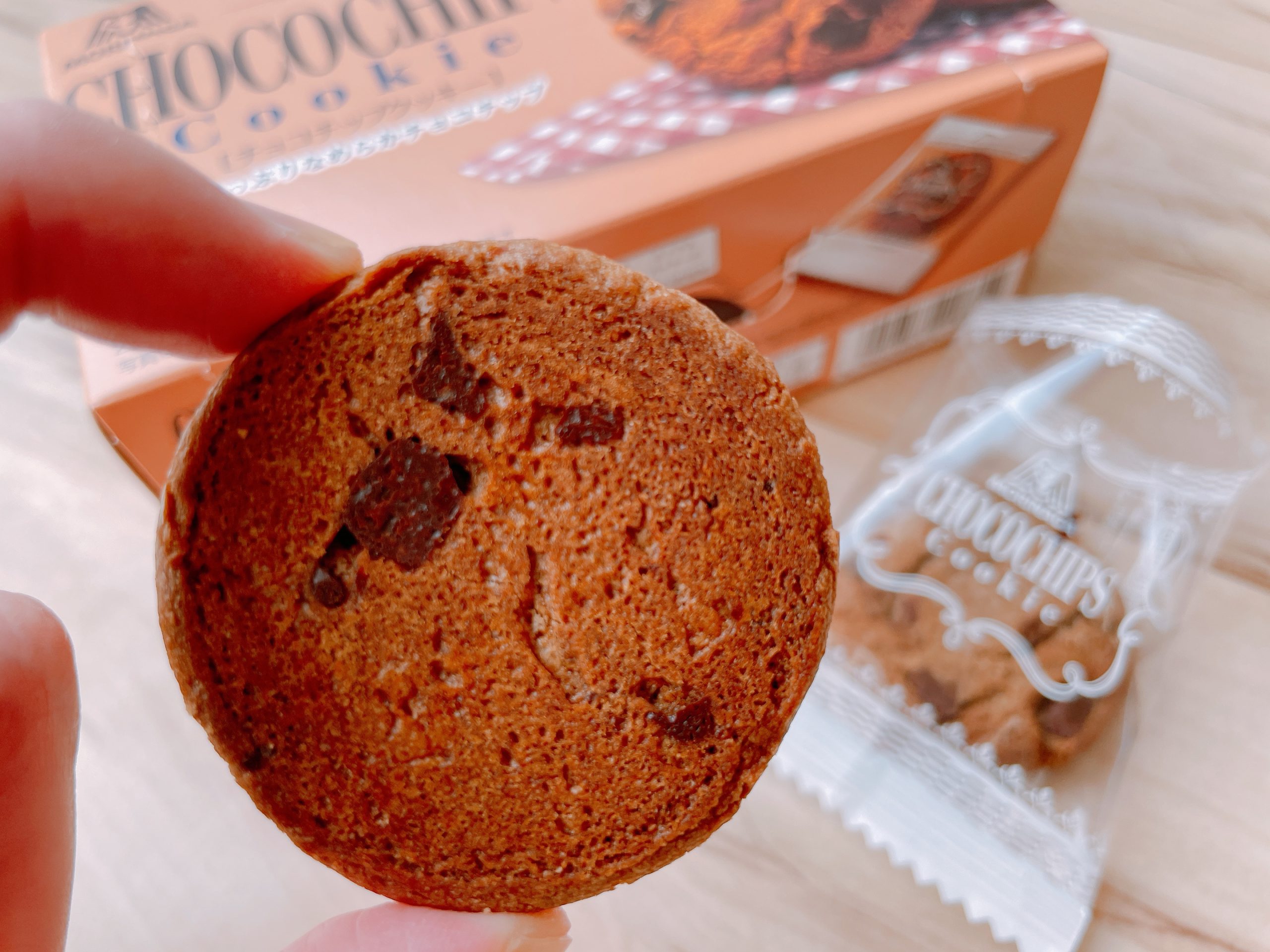 森永 チョコチップクッキーは、ほろ苦さと甘さのバランスがちょうどいいです