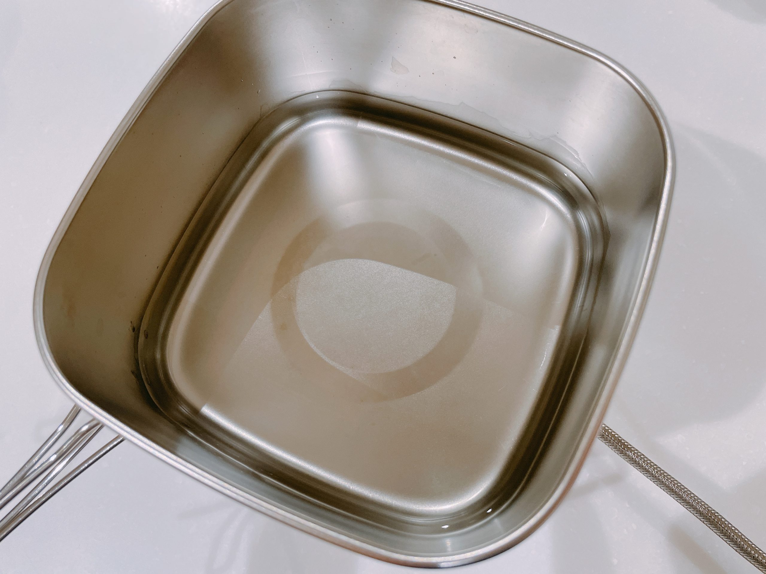 PP-04 SOLA Relax -ソラリラ- 角型キャンピング鍋 6点セットの角型鍋に水を入れる